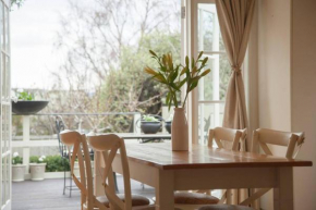Writer's Cottage, luxurious oasis in the heart of North Hobart